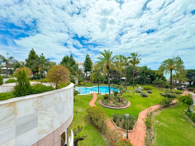 Luxury 2-Bedroom Beachfront Apartment in Gray D’Albion – Puerto Banús