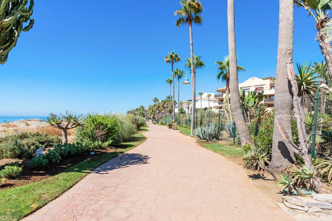 Luxury 3 bedroom apartment in Estepona - Image 18