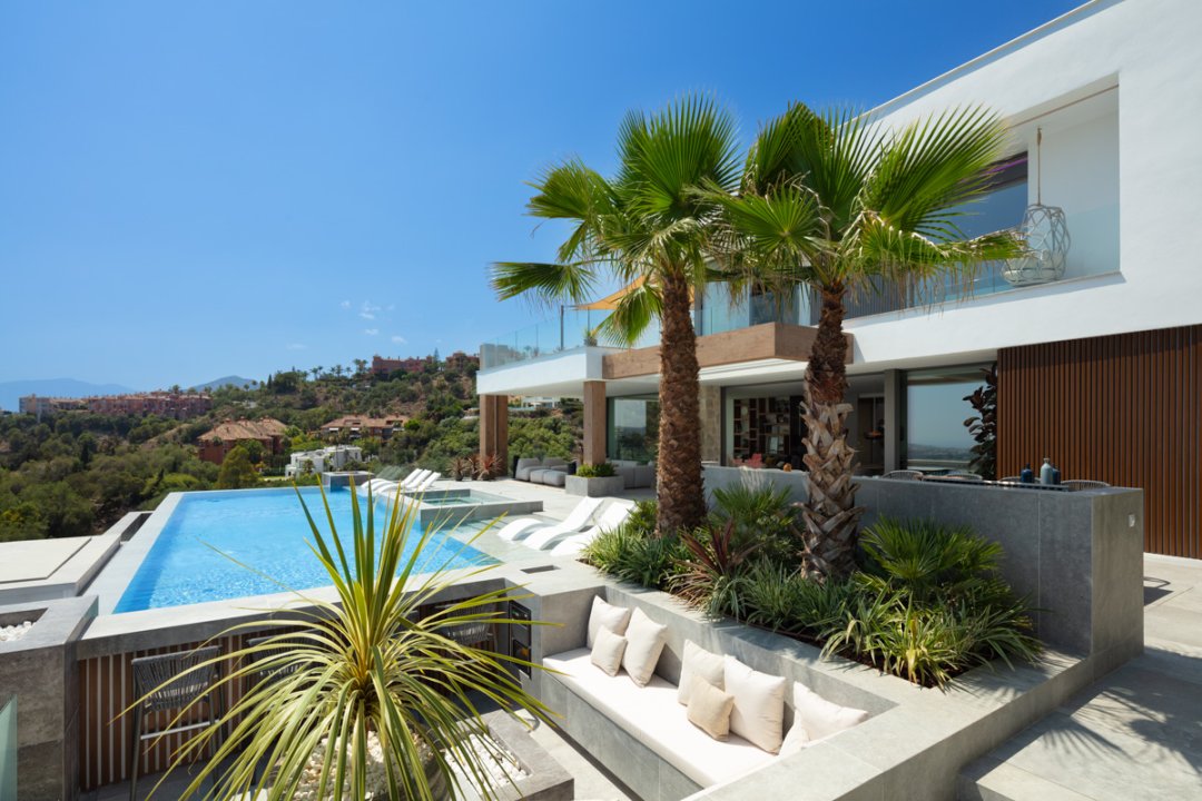 Majestic 6-bedroom villa in La Quinta.