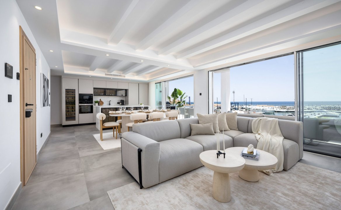 We present a 4-bedroom duplex apartment, located on the frontline of Puerto Banús,