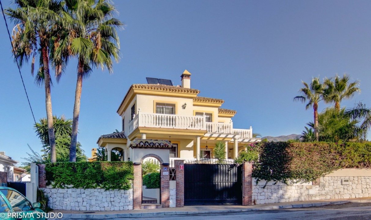 Outstanding Villa 4 bedroom in Las Lagunas de Mijas, Mijas