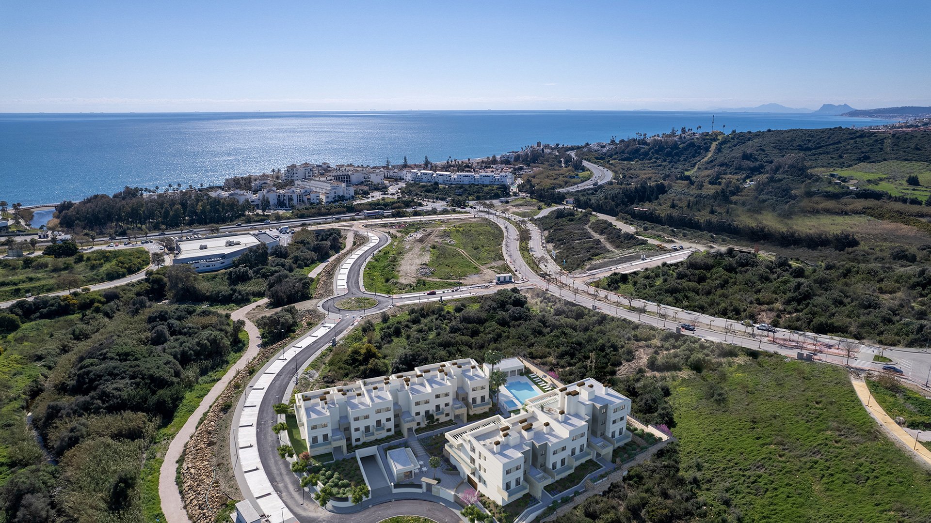 Impressive 2 bedroom apartment in Estepona - Image 3