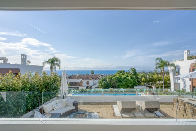 We present a magnificent 4-bedroom apartment located in the Reserva de Sierra Blanca urbanization, in Marbella, Golden Mile.