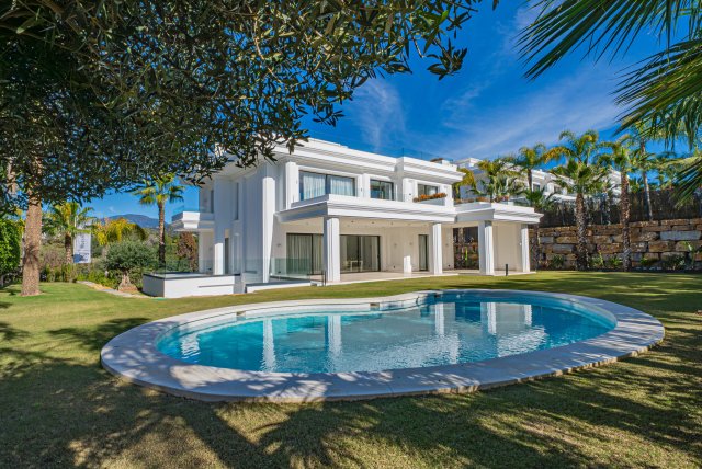 Exclusive 6-bedroom villa in Lomas de Marbella Club - Golden Mile, Marbella