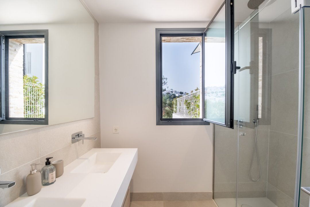 Exclusive 3 bedroom flat in Las Chapas, Marbella - Image 32