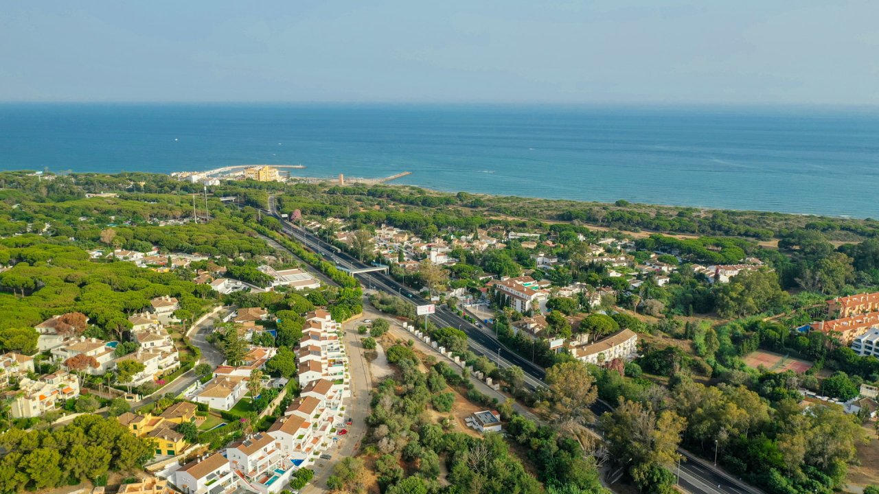 Exclusive 3 bedroom flat in Las Chapas, Marbella - Image 22
