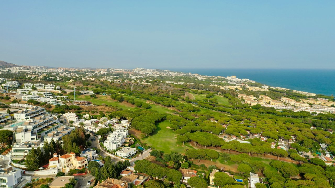 Exclusive 3 bedroom flat in Las Chapas, Marbella - Image 46